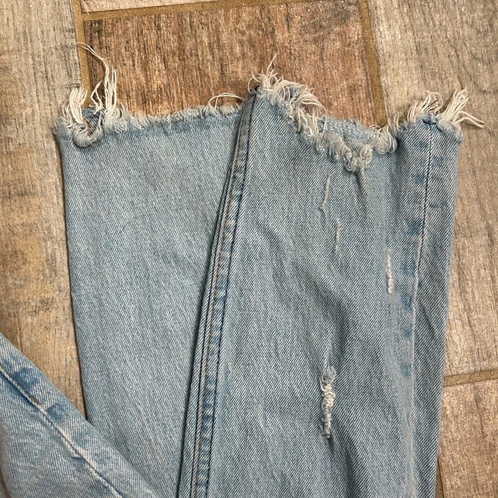 Abercrombie & Fitch High Rise Mom Jean - Light Destroy
